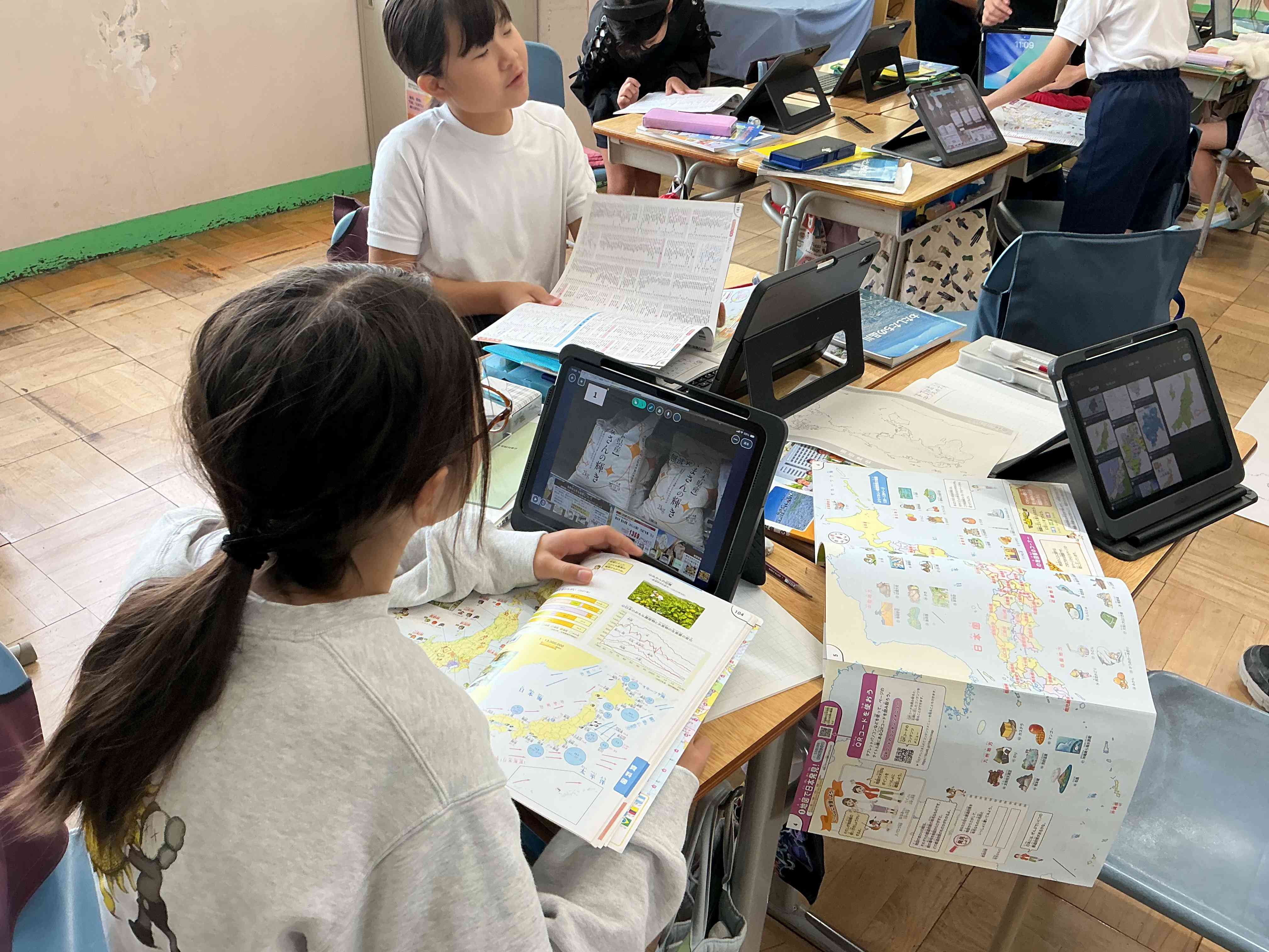 10月30日　社会「店ではたらく人」で品物のラベルをよく見て、産地を地図帳で確認しています。色々な国のものがあるのがわかりました。